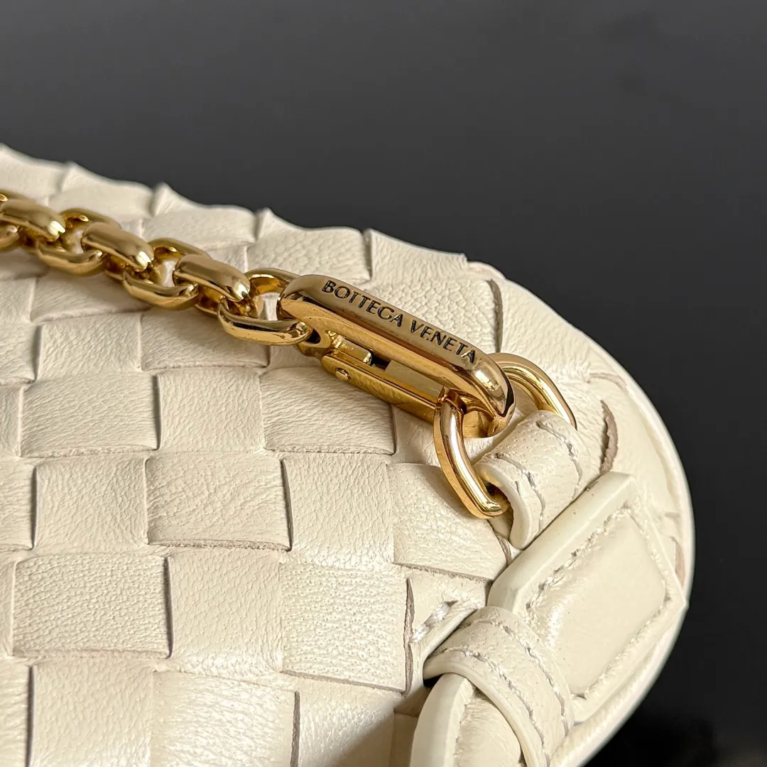 Batch 1480 BOTTEGA VENETA2025 new women's small Soft Vanity cosmetic bag, using the classic Intrecciato weaving technique, inheriting the classics, the ring buckle design 😎 The light metal chain gives you a high-end sense of matching, the chain is removable, and it can be used as a handbag ~ An elegant small bag that is perfect for participating in events. The overall body of the bag is as soft as marshmallow and can be easily kneaded, showing the strong toughness and high-end feel of the leather. The touch of sheepskin is so amazing. It is so healing when pinched! I have absolutely no resistance to small bags! ! ! Style No.: 843800 Color: Sea Salt Size: 19*14*3cm